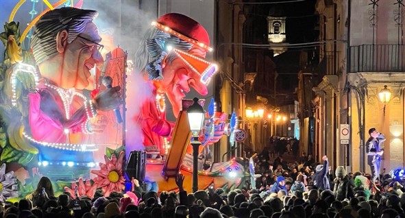 Carnevale Acireale 2024, un carro