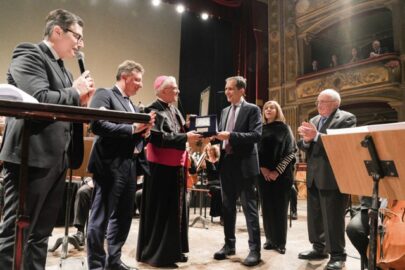 Consegna il Premio maina all'arcivescovo Renna