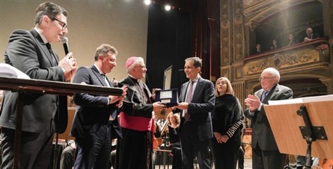 consegna premio Maina a monsignor Renna