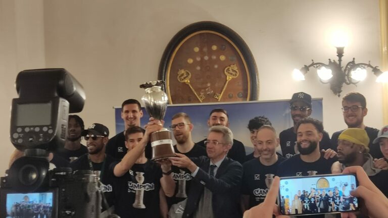 La Gevi Napoli Basket alza la Coppa Italia insieme al sindaco Manfredi