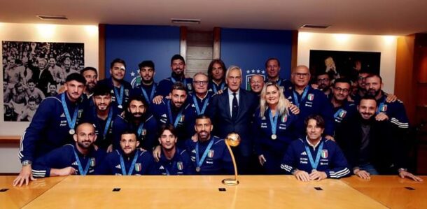 L'Italia Beach Soccer posa con la medaglia d'argento in sede FIGC insieme al presidente Gravina