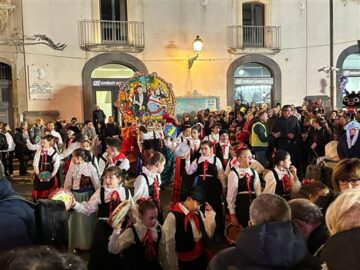 Scuole in maschera, costumi siciliani