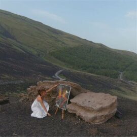 Giusy Mintendi dipinge sull'Etna