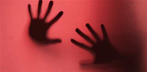 violenza sulle donne, mani che respingono