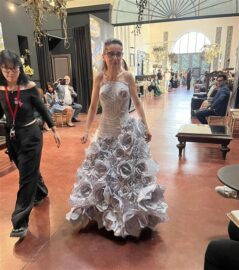 sfilata di moda con abiti di carta