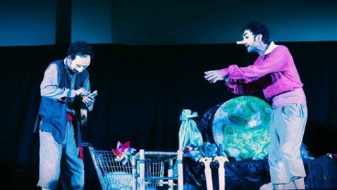 Miciu e Cyrano alale prese con uno smartphone