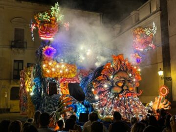 Acireale, un carro allegorico