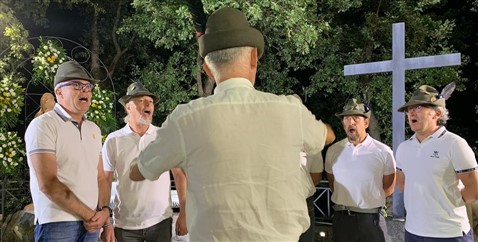 Angelo Oldoni dirige coro alpino
