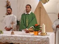 Don Marco Pozza celebra messa in Val di Fassa
