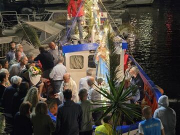 Madonna di Ognina sulla barca