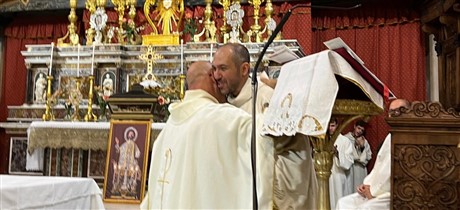 don Arturo Grasso abbraccia don Roberto Strano