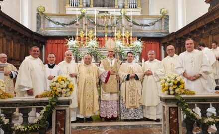Don Dario Impellizzeri col vescovo Raspanti e i confratelli