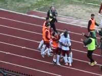 Acirealòe-Siracusa 2-1 l’abbraccio di Dampha a Mokulu dopo il raddoppio dell’attaccante congolese