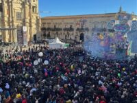Carnevale acireale folla in piazza Duomo