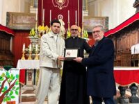 Don Roberto Strano dona targa ricordo