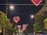 La via Vittorio Emanuele illuminata con i cuori