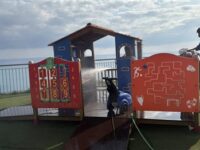 Migranti ripuliscono spazio giochi villa Belvedere
