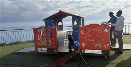 migranti ripuliscono villa Belvedere
