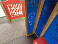 Scritte vandaliche nei giochi per bambini