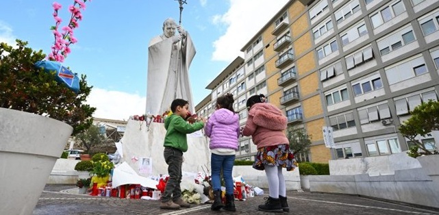bambini in preghiera per il papa