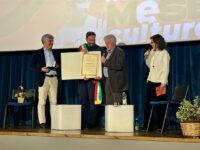Il sindaco Barbagallo consegna menzione speciale ad Antonio Catania