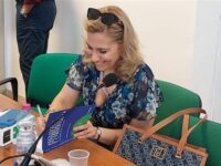 Maria Pia Fontana firma copia del suo libro