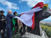 Moser e il sindaco svelano la targa di via Santisteban