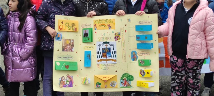 Giarre / Il vescovo Raspanti incontra gli scolari nella parrocchia San Camillo
