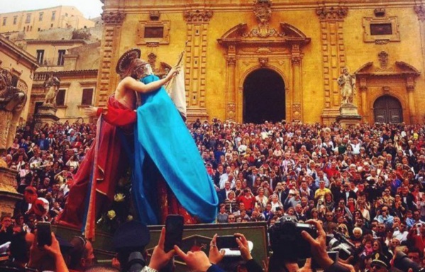 Riti di Pasqua / A Modica, tra fede e folklore, con la Madonna Vasa Vasa