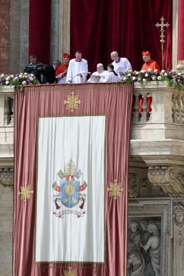 Papa Francesco parla al balcone