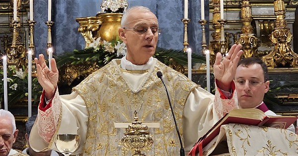 Messa crismale / Il vescovo Raspanti: “La speranza vera guarda alla santità, non al successo”