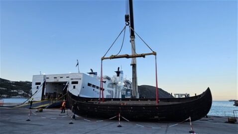 Veliero sbarcato dalla nave Siremar