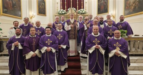 sacerdoti partecipanti alla messa nella chiesa di santa Venerina