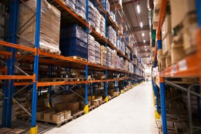magazzino con merce negli scaffali
