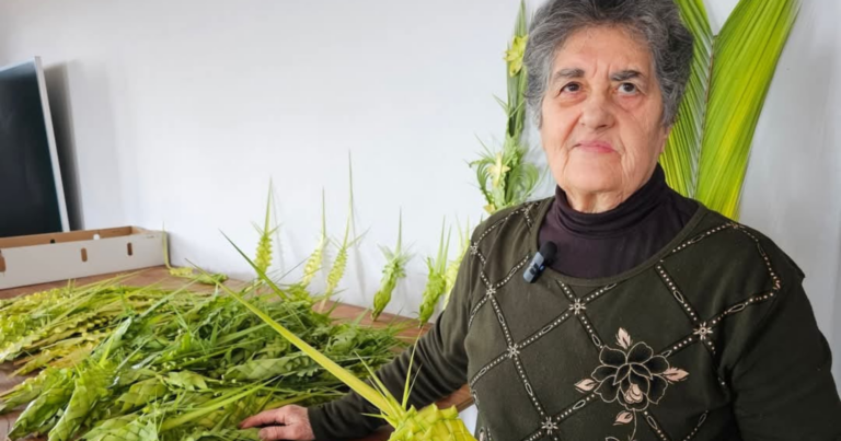 Pasqua / La storia di Mariuccia, che a Pozzillo intreccia rami di palma a fede e tradizioni