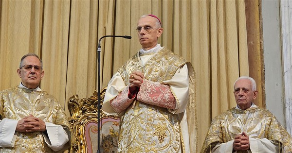Pasqua / Il messaggio del vescovo Raspanti: “Le ferite del mondo nelle piaghe di Cristo Risorto”