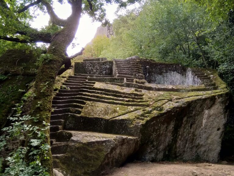 Piramide etrusca di Bomarzo Etruria mistero architettonico immerso nella natura