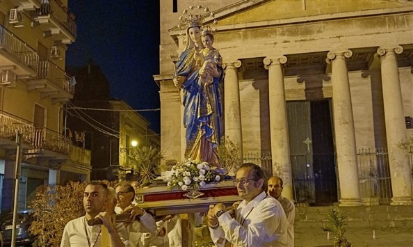 Devoti portano a spalla la statua della Madonna della pace