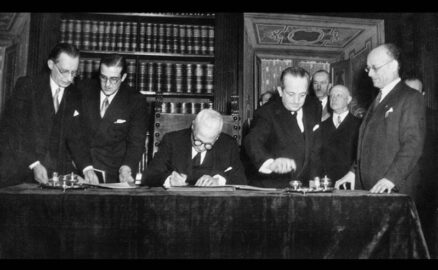 Enrico De Nicola Firma la Costituzione repubblicana