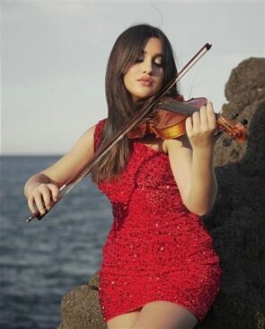 Karola Fichera cantante violinista