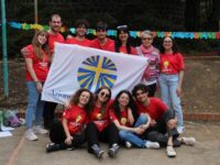 La presidente Cetta Vecchio con i ragazzi dell’Azione-Cattolica