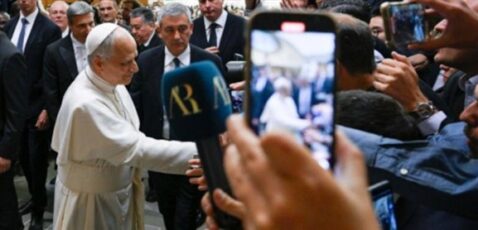 papa leone XIV incontra i giornalisti