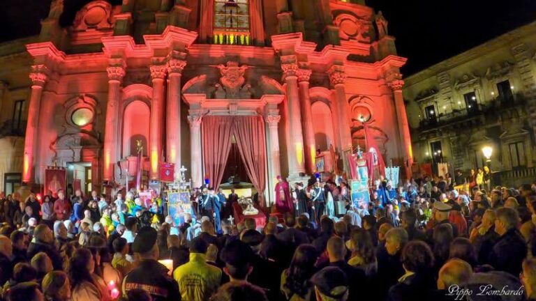 Acireale / Novità e ritorno alla tradizione nella processione del Cristo morto 2025