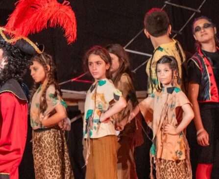allievi che recitano spettacolo Peter Pan