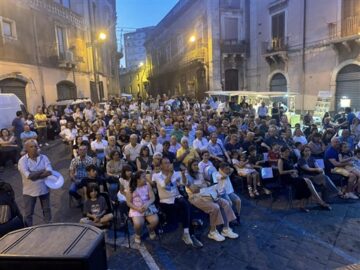 Pubblico in piazza Grassi