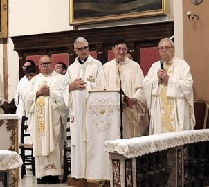 Don Pennisi con don Coco e altri sacerdoti