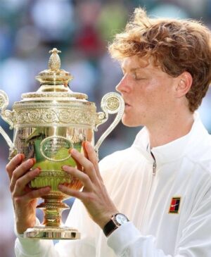 Sinner bacia il trofeo di Wimbledon
