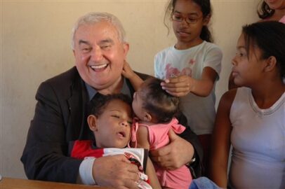 Don Benzi con bambini