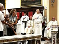 Don Salvatore Coco e il crocifisso ligneo dono alla parrocchia