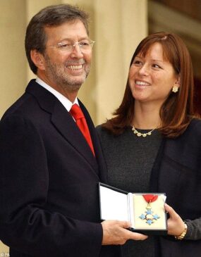 Eric Clapton e moglie riceve l'onorficenza della Corona CBE